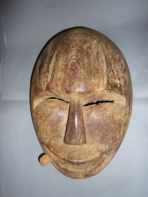 une image d'un masque en bois sur fond blanc
