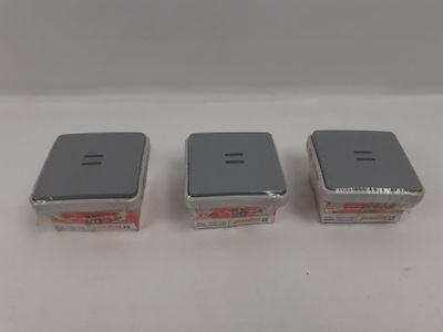 trois appareils électroniques posés sur une surface blanche