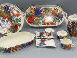 de nombreux types de plats et de tasses sur la table