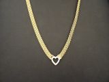 un collier à chaîne en or orné d'un pendentif en forme de cœur