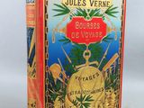 un livre rouge posé sur une table blanche