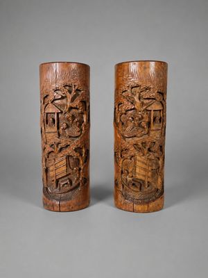 deux vases en bois sculpté posés sur une table