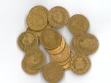 une pile de pièces d'or sur une surface blanche