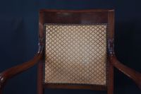 Paire de fauteuils en acajou et placage d'acajou mouluré et … (photo 3)