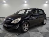 la photo d'une voiture noire garée dans un garage