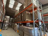 des rayonnages dans un entrepôt, sur lesquels sont posées des palettes et des cartons