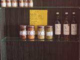 de nombreux bocaux de conserve sur les rayons du magasin