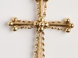gros plan d'une croix en or sur fond blanc
