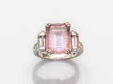 une bague en tourmaline rose et diamant