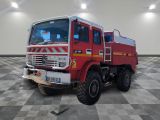 un camion de pompiers rouge garé sur un sol à damier