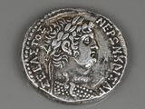 Gros plan sur une pièce d'argent portant une tête de femme