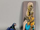 deux figurines assises l'une à côté de l'autre