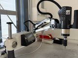 une machine posée sur un comptoir