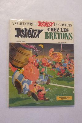une illustration représentant un album de bande dessinée avec une image d'un match de football