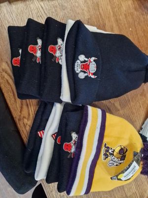 10 bonnets Bulls Lakers (pour l'ensemble jamais utilisé, par…