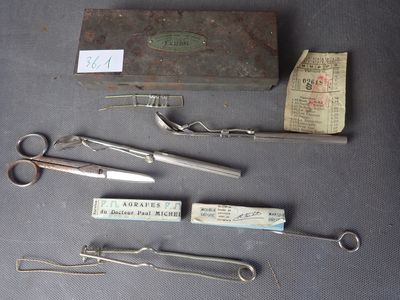 un grand nombre d'outils posés sur une table