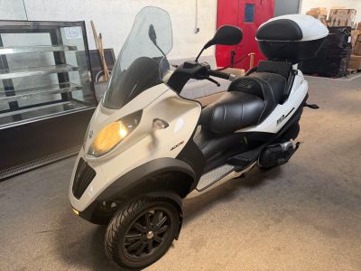 un scooter garé dans un garage
