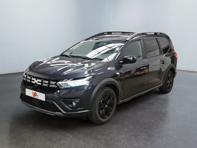 La voiture noire est garée dans une grande pièce au sol noir