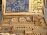 une caisse en bois contenant un jeu de cales