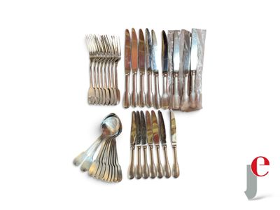beaucoup de fourchettes et de cuillères sur la table