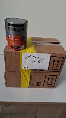 un pot de peinture posé sur une boîte en carton