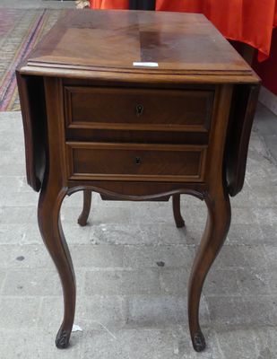 une petite table surmontée d'un tiroir