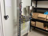 une machine posée sur un support dans une pièce
