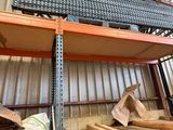 une étagère sur laquelle se trouve beaucoup de bois