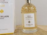 a bottle of perfume sitting on a table next to a box of perfume