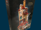 une boîte contenant un bâtiment construit avec des Lego