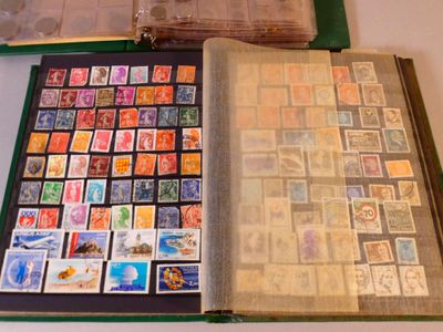 un livre ouvert avec des timbres, posé sur une table