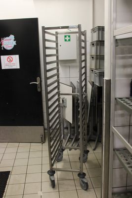 une photo d'une cuisine professionnelle avec une étagère remplie d'aliments