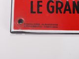 a red sign that says le grand on it