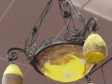 un lustre suspendu au plafond d'un restaurant