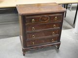 une petite commode au milieu d'une pièce