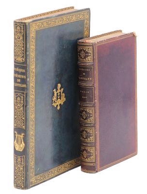 deux vieux livres sont posés côte à côte sur une surface blanche