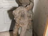 une statue représentant un homme portant un bébé sur le dos