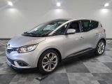 la voiture argentée est garée sur un sol en damier dans le garage
