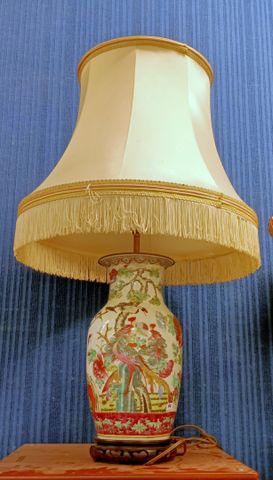 Chine. Canton. Lampe de table en porcelaine.