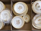 plusieurs assiettes dans une boîte posée sur une table