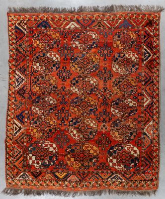 un tapis persan ancien aux motifs rouges, bleus et orange