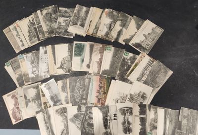 un lot de vieilles photos en noir et blanc sur une table