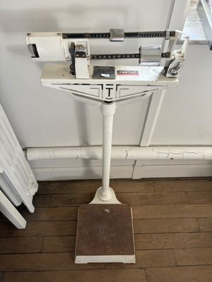 une image représentant une balance dans une pièce équipée d'un radiateur et d'un radiateur
