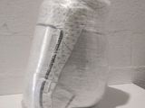 un grand sac en plastique posé sur une table