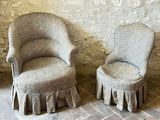 deux chaises assises l'une à côté de l'autre sur le sol
