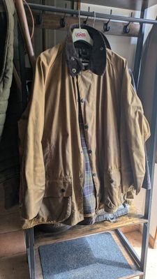 un manteau suspendu à un portant dans une pièce