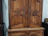 une armoire ancienne en bois à deux portes et un tiroir