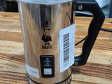 une cafetière posée sur une table en bois