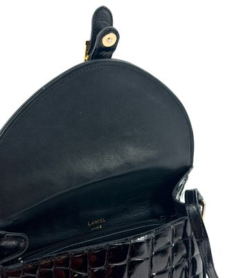 sac à main en cuir gaufré imitation crocodile noir avec des finitions dorées