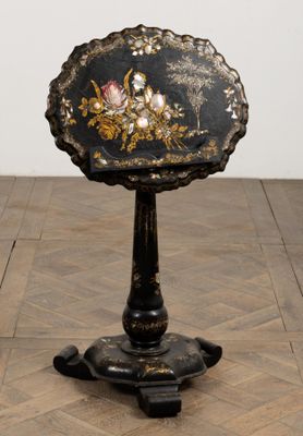 une petite table ornée d'un motif noir et doré